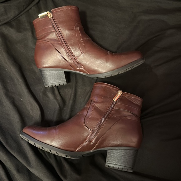 Wide brown boots.  Slightly worn - Picture 4 of 8